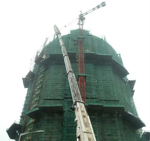 昌图吊车在工地上作业